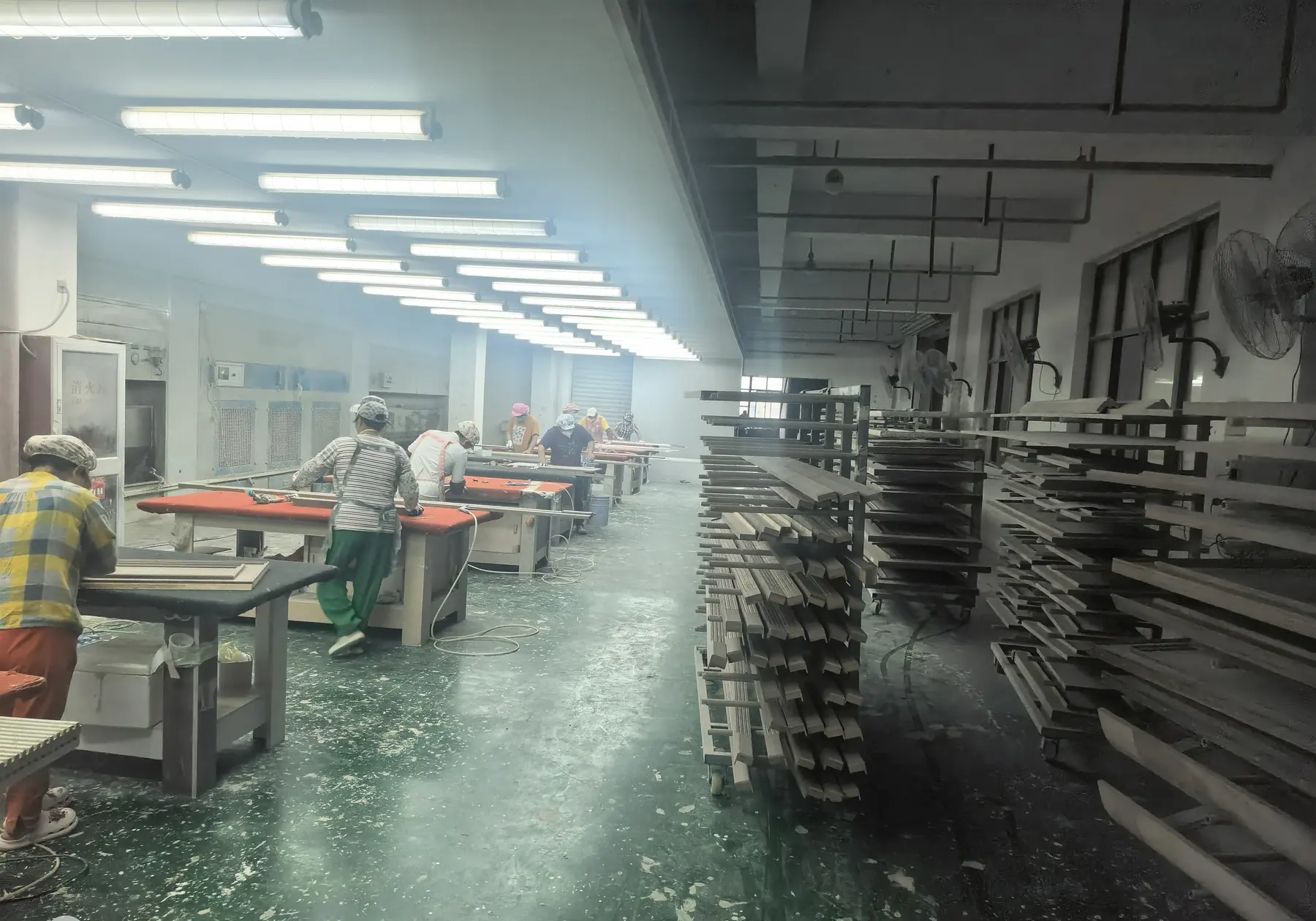 油漆工厂实拍:决定柜体质感的,不只是颜色